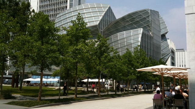 Zeitgenössische Architektur, davor ein Park. Zeitgenössische Architektur, davor ein Park.