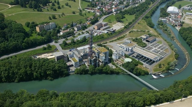 Kehrichtverbrennungsanlage an Fluss. Kehrichtverbrennungsanlage an Fluss.