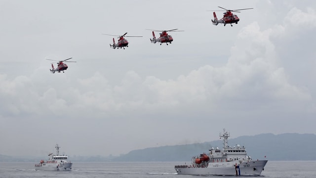 Schiffe und Helikopter. Schiffe und Helikopter.