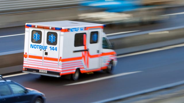 Krankenwagen in schneller Fahrt Krankenwagen in schneller Fahrt