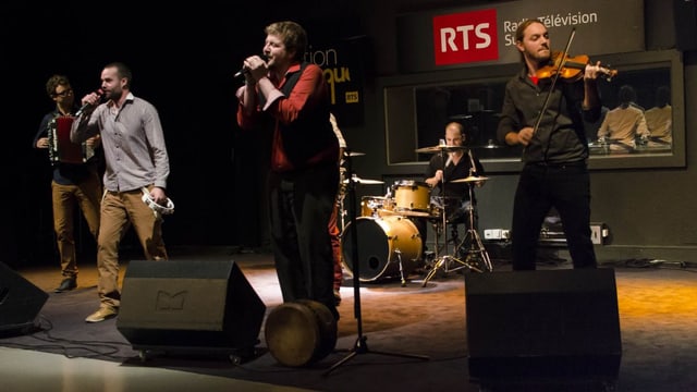 Anach Cuan singt mit Band auf der RTS-Bühne