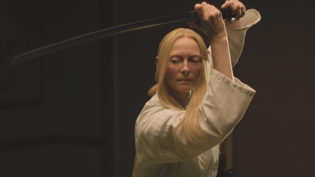 Eine Frau mit blonden, langen Haaren, weissem Kleid und einem Samurai-Schwert. Eine Frau mit blonden, langen Haaren, weissem Kleid und einem Samurai-Schwert.