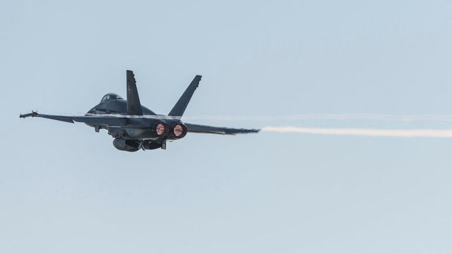 Ein F/A-18 in der Luft. Ein F/A-18 in der Luft.