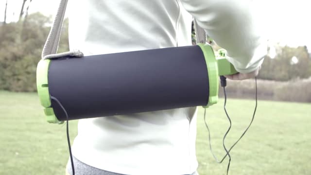 Ein Zylinderförmiger Akku hängt wie eine Handtasche am Arm des Piloten. Ein Zylinderförmiger Akku hängt wie eine Handtasche am Arm des Piloten.