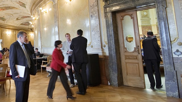 Parlamentarier in der Wandelhalle des Bundeshauses. Parlamentarier in der Wandelhalle des Bundeshauses.