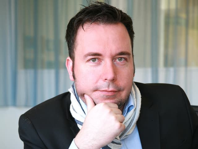 Marco Ratschiller stützt sein Kinn mit der rechten Hand. Marco Ratschiller stützt sein Kinn mit der rechten Hand.