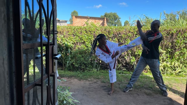 Frau und Mann beim Taekwondo-Training Frau und Mann beim Taekwondo-Training