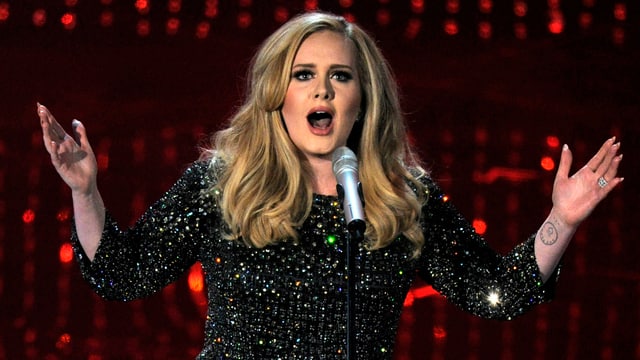 Sängerin Adele mit Miktrofon am singen. Sängerin Adele mit Miktrofon am singen.