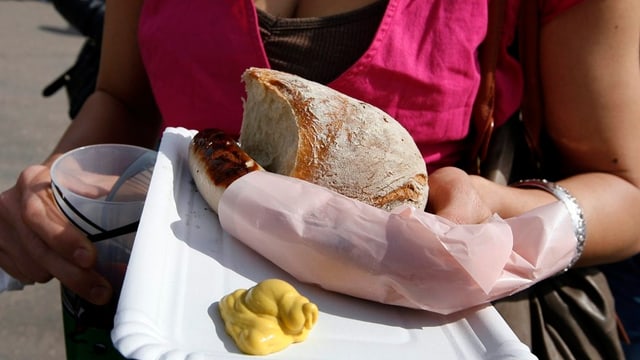 Bratwurst mit Senf. Bratwurst mit Senf.