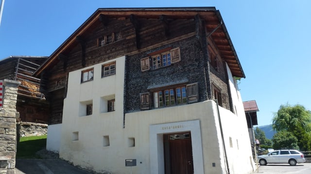 La Casa d'Angel a Lumbrein, in center d'art e cultura en la Val Lumnezia. La Casa d'Angel a Lumbrein, in center d'art e cultura en la Val Lumnezia.