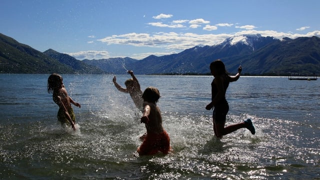 Symbolbild: Kinder planschen im Lago Maggiore. Symbolbild: Kinder planschen im Lago Maggiore.