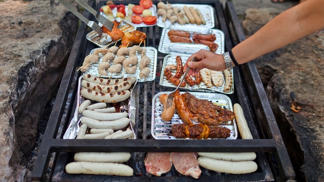 Würste liegen auf einem Grill Würste liegen auf einem Grill