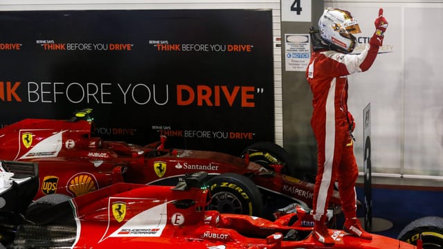 Sebastian Vettel steht auf einem Boliden. Sebastian Vettel steht auf einem Boliden.