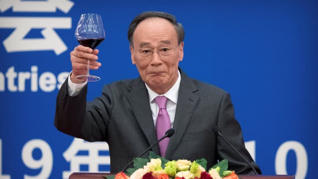 Wang Qishan erhebt während einer Rede ein Weinglas Wang Qishan erhebt während einer Rede ein Weinglas