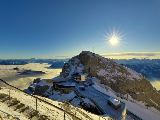 Pilatus im Sonnenschein über dem Nebelmeer
