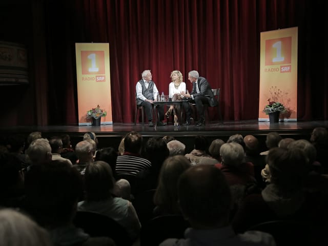Publikum und Bühne mit Peter Bichsel, Eliana Burki und Dani Fohrler.
