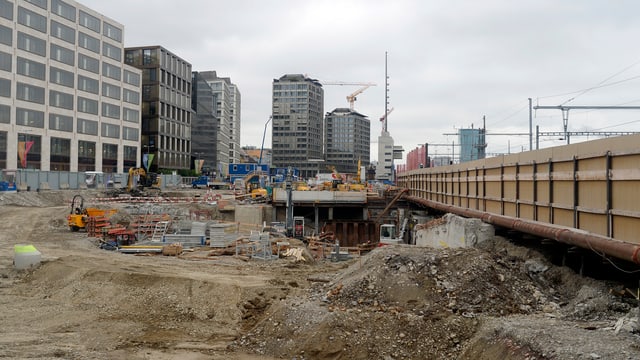 Baustelle, im Hintergrund Bürohäuser. Baustelle, im Hintergrund Bürohäuser.