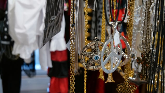 Verschiedene Kitsch-Halsketten warten auf Fasnächtlerinnen und Fasnächtler. Verschiedene Kitsch-Halsketten warten auf Fasnächtlerinnen und Fasnächtler.