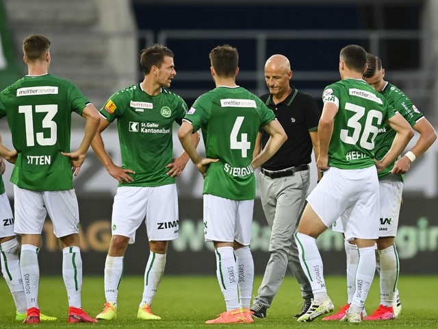 Die St. Galler nach der 0:4-Klatsche gegen den FCZ. Die St. Galler nach der 0:4-Klatsche gegen den FCZ.