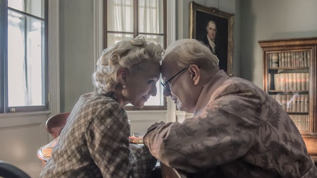 Kristin Scott Thomas und Gary Oldman als Mrs. and Mr. Churchill. Kristin Scott Thomas und Gary Oldman als Mrs. and Mr. Churchill.