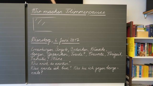 Wandtafel in einem Schulzimmer - eine Hälfte ist beschriftet. Wandtafel in einem Schulzimmer - eine Hälfte ist beschriftet.