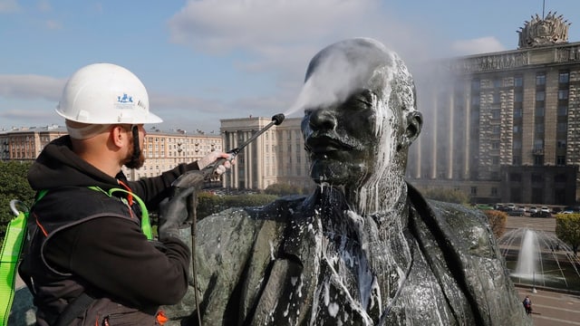Gemeindearbeiter reinigt Lenin-Statue in St. Petersburg. Gemeindearbeiter reinigt Lenin-Statue in St. Petersburg.
