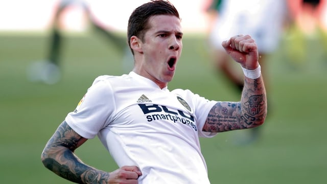 Valencias Santi Mina bejubelt einen Treffer. Valencias Santi Mina bejubelt einen Treffer.