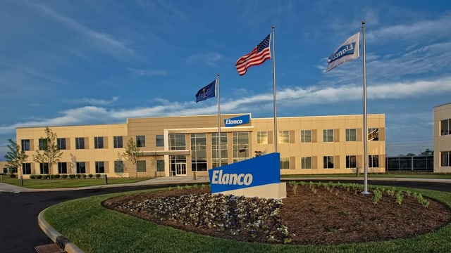 Firmengebäude von Elanco mit US-Flagge vorne dran Firmengebäude von Elanco mit US-Flagge vorne dran