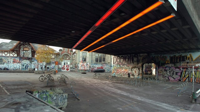 Eisenbahnviadukt mit Blick auf den Vorplatz der Reithalle Eisenbahnviadukt mit Blick auf den Vorplatz der Reithalle
