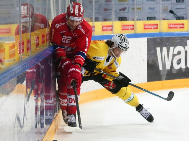 Rapperswil-Jonas Rajan Sataric wird von Berns Thierry Bader bedrängt. Rapperswil-Jonas Rajan Sataric wird von Berns Thierry Bader bedrängt.