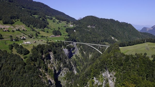 Eine Fotomontage der zukünftigen Taminabrücke, welche Pfäfers mit Valens verbindet.