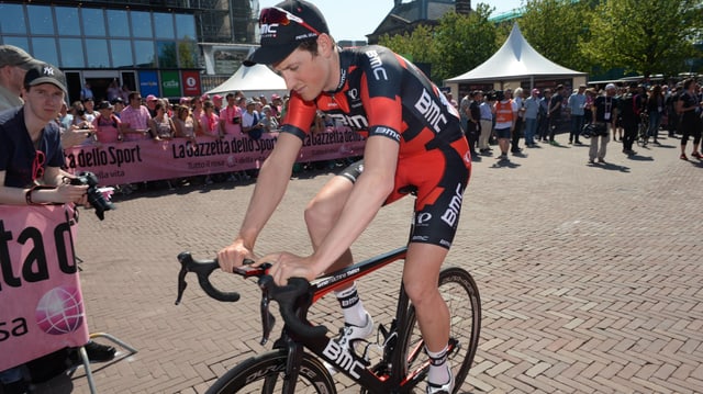 Stefan Küng mit gesenktem Kopf auf dem Velo. Stefan Küng mit gesenktem Kopf auf dem Velo.