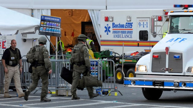 Uniformierte FBI-Beamte mit Taschen, im Hintergrund Ambulanzfahrzeuge Uniformierte FBI-Beamte mit Taschen, im Hintergrund Ambulanzfahrzeuge