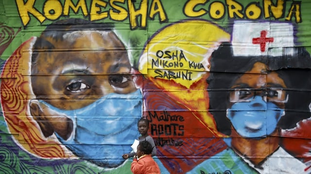 "Stoppt das Coronavirus in der Nachbarschaft-Graffti" auf Swahili in Kenia. "Stoppt das Coronavirus in der Nachbarschaft-Graffti" auf Swahili in Kenia.