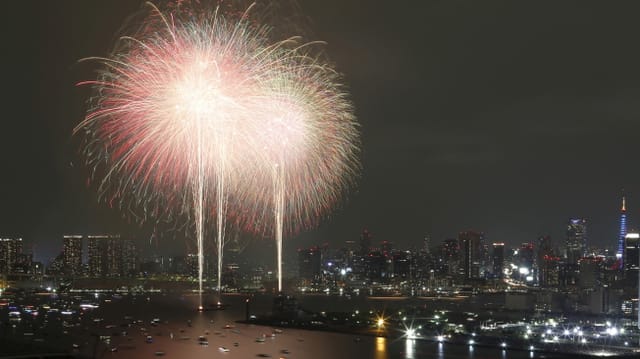 Feuerwerk über der Skyline von Tokio Feuerwerk über der Skyline von Tokio