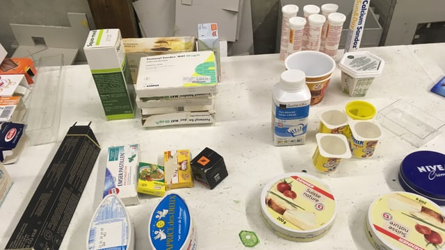 leere Jogurtbecher, Käseschachteln und Verpackungen auf deinem Tisch leere Jogurtbecher, Käseschachteln und Verpackungen auf deinem Tisch