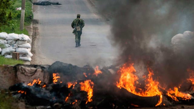 Strassensperren werden in Brand gesetzt. Strassensperren werden in Brand gesetzt.