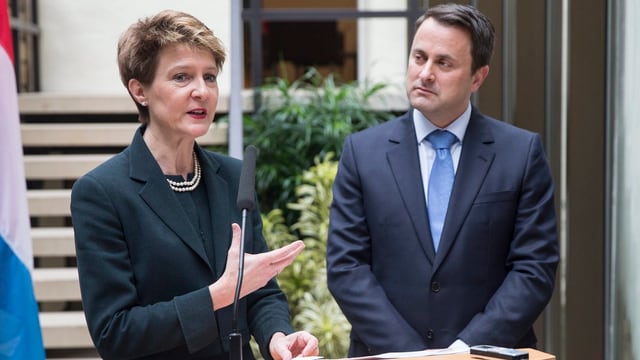 Simonetta Sommaruga (links) steht neben Xavier Bettel (rechts) Simonetta Sommaruga (links) steht neben Xavier Bettel (rechts)