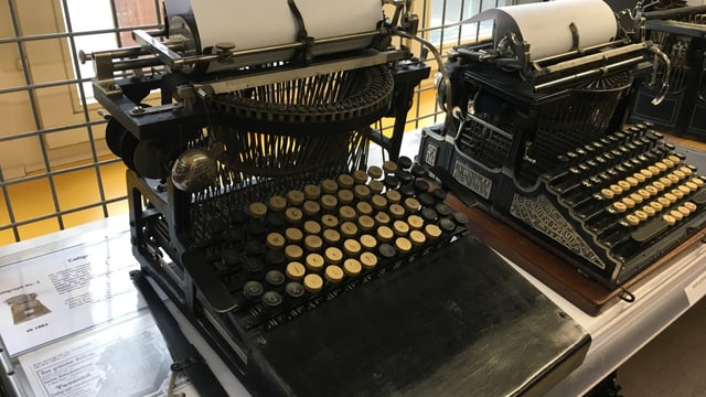 SChreibmaschine aus dem 19. Jahrhundert. Eine Calligraph.