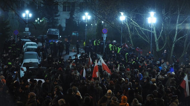 Demonstranten vor dem Sejm in Warschau. Demonstranten vor dem Sejm in Warschau.