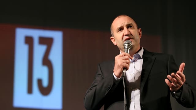 Eine Person mit einem Mikrofon Eine Person mit einem Mikrofon