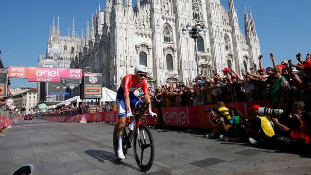 Dumoulin überquert die Ziellinie in Mailand. Im Hintergrund der imposante Dom. Dumoulin überquert die Ziellinie in Mailand. Im Hintergrund der imposante Dom.