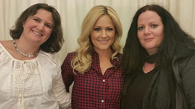 Zwei SRF 1-Hörerinnen posieren mit Helene Fischer. Zwei SRF 1-Hörerinnen posieren mit Helene Fischer.
