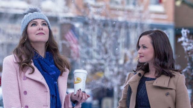 Zwei Frauen stehen im Schnee. Zwei Frauen stehen im Schnee.