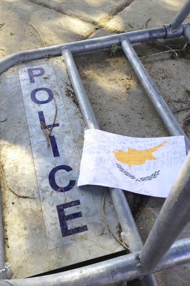 Umgestürzte Polizeiabsperrung Umgestürzte Polizeiabsperrung