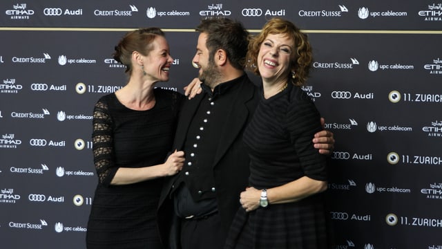 Schauspielerin Mona Petri (links) und Regisseurin Sabine Boss nahmen SRF 3-Produzent Marco Thomann mit auf den grünen Teppich. Schauspielerin Mona Petri (links) und Regisseurin Sabine Boss nahmen SRF 3-Produzent Marco Thomann mit auf den grünen Teppich.