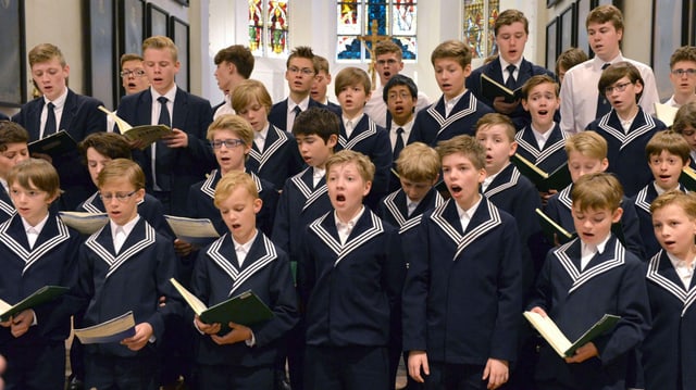 viele junge Knaben in Uniform, die singen viele junge Knaben in Uniform, die singen