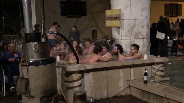 Mehrere Menschen in einem Brunnen Mehrere Menschen in einem Brunnen