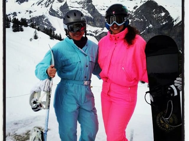 Simona Winter und Kollegin im Retro-Skianzug.