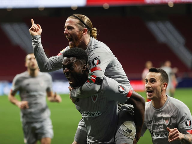Iñaki Williams trägt Captain Iker Muniain auf seinem Rücken. Iñaki Williams trägt Captain Iker Muniain auf seinem Rücken.